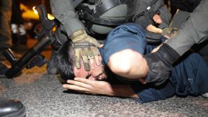 Israeliska säkerhetsstyrkor griper en palestinier i det palestinska området Sheikh Jarrah i östra Jerusalem 4.5.2021 Israelisk polis griper palestinier i det palestinska området Sheikh Jarrah i östra Jerusalem. 4.5.2021