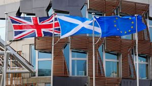 Storbritanniens, Skottlands och EU:s flaggor vajar utanför Skottlands parlament. Storbritanniens, Skottlands och EU:s flaggor utanför Skottlands parlament.