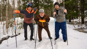 Lloyd Libiso Pate Mustajärvi ja Ville Kilpeläinen nojaavat kävelysauvoihin lumisessa metsässä.
