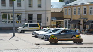 Taxibilarna står i dag i rad på torget i Ekenäs. Taxibilar parkerade i en rad på ett torg.