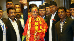 Maoistledaren Prachanda delar makten med kommunistledaren K.P. Sharma Oli Pushpa Kamal Dahal som går under namnet Prachanda slöt fred med regeringen år 2006 efter ett tio år långt inbördeskrig som krävde över 17 000 dödsoffer