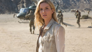 Attraktiv arkeolog. Annabelle Wallis spelar Nicks romantiska intresse. Arkeologen Jenny utanför en militärhelikopter.