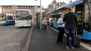 Flygbussar på Järnvägstorget på tisdag morgon. Järnvägstorget i Helsingfors på tisdag morgon under tågstrejken.