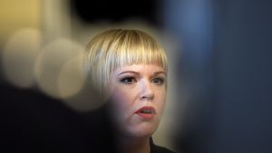 Familje- och omsorgsminister Annika Saarikko intygar att reformen inte innebär att tillgången till rehabiliterande psykoterapi försämras. Annika Saarikko (C)