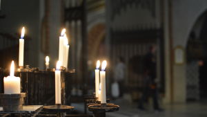 Ljus brinner i ljusstakar i Åbo domkyrka under lördagens kvällsmässa som ordnades för att hedra Åboattackens offer.