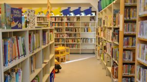 Endast de nyaste böckerna kommer med till det nya biblioteket. Barnavdelningen på Vårberga bibliotek.