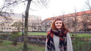 Alma Lehmuskallio lärde sig mycket under sin tid som dansare ock skådespelare som hon har haft nytta av i sitt regiarbete. Alma Lehmuskallio står i en park i Tölö