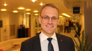 Oscar Taimitarha är Aktias regiondirektör för Helsingfors och Nyland. Bild från 2017. yle/ Patrik Schauman