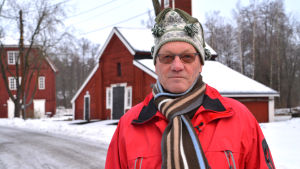 Jari Excell uppskattar att den tunga trafiken har minskat i Strömfors bruk. Jari Excell har bott hela sitt liv i Strömfors bruk