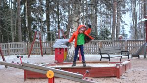 Donny passar på att ta ett skutt från sandlådan i slutet av dagen.. Donny leker på daghemmet Prästkragens gård i Prästkulla.