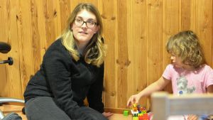 Närvårdare Antonia Sjöberg tycker om att ta barnen ut och leka i skogen. Närvårdare Antonia Sjöberg som arbetar på Prästkragen leker med Amanda.