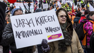 Regeringen har fått mycket skäll för sin aktiveringsmodell. Aktiivimallia vastustava mielenosoitus Helsingin Senaatintorilla.