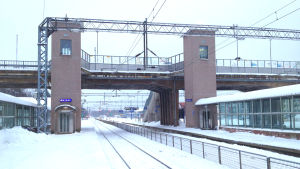 Det är smalt mellan hissarna och plattformens kant på järnvägsstationen i Karis även i fortsättningen eftersom inget görs åt perrongerna. Karis järnvägsbro och järnvägsstation en vintrig dag.