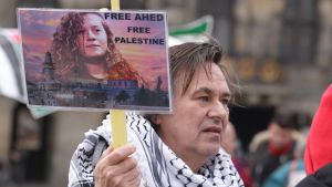 Rättegången mot Ahed Tamimi har uppmärksammats på olika håll i världen. Den här bilden är från en protest i Amsterdam i Nederländerna. Människa med skylt där det står "Free Ahed".