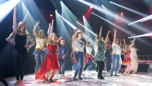 Den 6 oktober kliver MGP-finalisterna upp på scenen. Finalister och dansare i MGP 2017 på scenen.