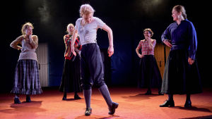 Byxor ger frihet. På bilden Saga Sarkola, Inka Reyes, Helmi-Leena Nummela, Vilma Melasniemi och Oona Airola. Foto från Veriruusut på KOM-teatern.