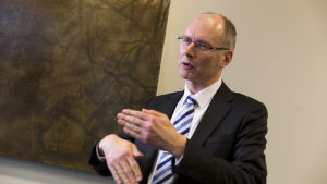 Arto Jääskeläinen är valdirektör vid justitieministeriet. Vaalijohtaja Arto Jääskeläinen, oikeuministeriö.