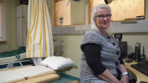Sjukskötaren Mirja Koponen är anställd av invandrarbyrån kvinna i mottagningsrum på sjukhus