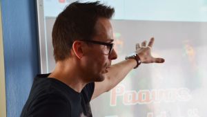 Rektor Kasper Nyberg. Rektorn på salpar skola i Sibbo drar språkdusch ör eleverna med sång och dans.
