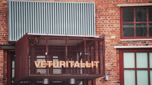 Veturitallin sisäänkäynti, kyltti joka perustuu häkistä jossa lukee "Veturitallit".