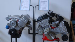 V8:n (till höger i bild) utvecklades i Nystad i all tysthet. Saabs unika V8 motor finns till påseende på bilmuseet i Nystad.