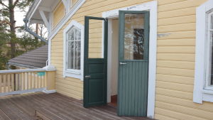 Man kan gå ut på en balkong på andra våningen. Villa Grantorp har balkonger man kan gå ut på.