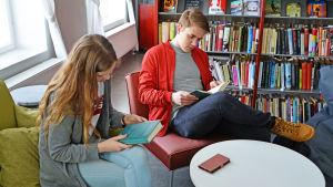 Julia Halttunen och Rasmus Svedberg förbereder sitt bokprat. Snart ska de gå runt i olika klasser och berätta vad de tyckte om Själarnas ö. Julia Halttunen och Rasmus Svedberg bläddrar i böcker