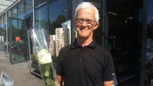 Fjalar Henriksson har lång väg bakom sig för att delta i släktens fester. Det är värt det, säger han. man med vita rosor