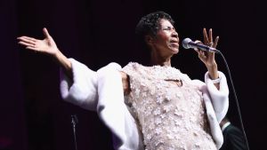 Aretha Franklin uppträder vid en ceremoni ordnar av Elton Johns välgörenhetsorganisation i New York.
