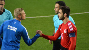 Richard Jensen självskriven kapten i sin 22:a och sista U21-landslagsmatch. Richard Jensen skakar hand med Beka Mikeltazde.