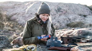 Riikka Aaltonen rohkaisee nuoria ja naisia eräharrastusten pariin. Riikka Aaltonen evästauolla