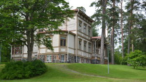 Villa Ormnäs såldes till Mikael Rentto för 334 500 euro efter att den som gav det högsta budet, 350 000 euro drog tillbaka sitt anbud. Renttos bolag har efter det också lagt in ett bud på Knipnäs sjukhus och markområden i Ekenäs. Villa Ormnäs i Ekenäs