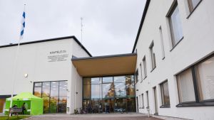 Vårberga skola och Kevätkummun koulu finns i Kantele-huset. Kantelehuset i Vårebrga i Borgå