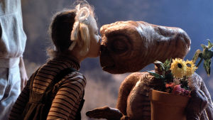 På 80-talet fanns E.T. överallt Drew Barrymore pussar E.T. i filmen E.T.the Extra-Terrestrial