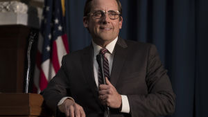 Slipad, men inte släpig. Steve Carell är underhållande i rollen som Donald Rumsfeld. Steve Carell poserar vid en talarstol i rollen som Donald Rumsfeld.