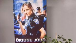 Den estniska polisen har många ansikten. En affisch där den estniska polisen gör reklam för att den kämpar för rättvisan.