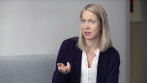 Venla Roth koordinerar regeringens åtgärder mot människohandel. Roth konstaterar att Finland antagligen är bättre än många andra på att identifiera arbetsrelaterad människohandel, men sexhandeln är vi sämre på att se. Yhdenvertaisuusvaltuutetun toimiston Ylitarkastaja Venla Roth.