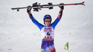 Petra Vlhova lyfter skidorna i luften.