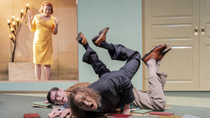 Tommi Korpela och Ylermi Rajamaa i extas över manliga fantasier. I bakgrunden Elina Knihtilä. Foto från Medusan huone på Q-teatteri.