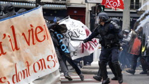 Poliisi otta yhteen mielenosoittajien kanssa Pariisissa, ranskankielisiä banderolleja