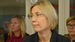 Servicedirektör Liliane Kjellman säger att också vuxna låtit bli att coronatesta sig. Liliane Kjellman, en dam med ljust hår och glasögon, är servicedirektör för svenskspråkig fostran och utbildning i Åbo stad.