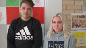 Vincent Andersson och Ellinor Winqvist från Kyrkbackens skola. Nagueleverna Vincent Andersson och Ellinor Winqvist står framför en vägg med teckningar