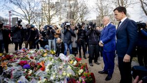Premiärminister Mark Rutte som på tisdagen hedrade offren vid platsen för skjutningen, medger att lokalvalet kan påverkas av händelserna i Utrecht Premiärminister Mark Rutte som på tisdagen hedrade offren vid platsen för skjutningen, medger att lokalvalet kan påverkas av händelserna i Utrecht