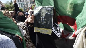 Protester mot Algeriets interimspresident Abdelkader Bensalah: "Bensalah, försvinn. Vi litar inte på dig", står det på ett plakat. Alger 10.4.2019 Protester mot Algeriets interimspresident Abdelkader Bensalah: "Bensalah, försvinn. Vi litar inte på dig", står det på ett plakat. Alger 10.4.2019