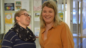 Nadina vihinen och Anna Lindberg är på gott humör. Två kvinnor skrattar tillsammans
