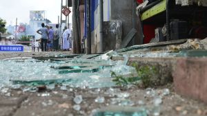 Folk samlas utanför en förstörd butik i Minuwangoda, Sri Lanka 14.5.2019. Folk samlas utanför en förstörd butik i Minuwangoda, Sri Lanka. 14.5.2019.