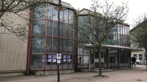 Aktias kontor i Karis är det enda i Västnyland som inte berörs av stängning eller sammanslagning. En kontorsbyggnad med roströda fönsterkarmar vid en gågata och ett par träd.