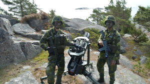 Gruppchef Simon Ulfsson och pjäschef Erik Johansson vid sin svenska kustrobot. militärer invid kustrobot