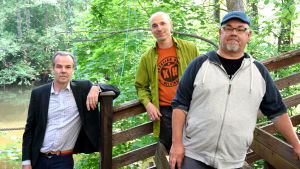 Slottsherren Filip Linder, regissör Marko Kokko och skådespelaren Tommy Haakana. tre män på en åskådarläktare