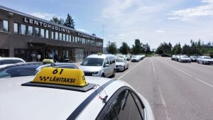 Taxibilarna väntar på sin tur att köra i väg till terminal 2 för att plocka upp passagerare. Taxibilarna vid Helsingfors-Vanda flygplats köar för att plocka upp passagerare
